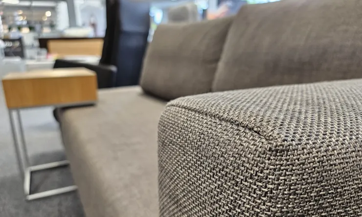 Nahaufnahme der Nahz an der Armlehne eines hochwertigen Schlafsofas