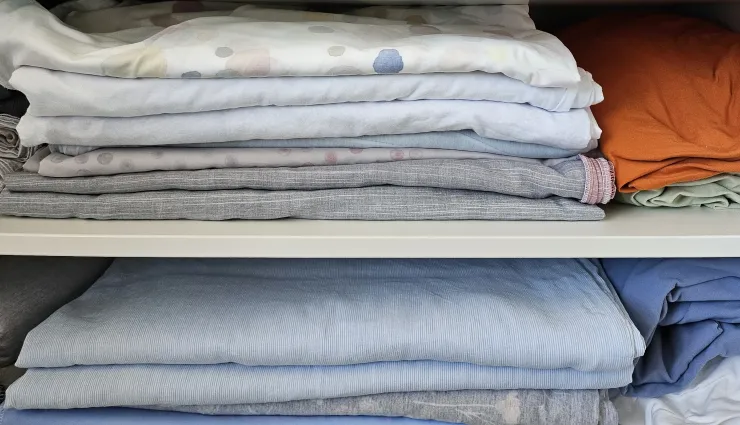 Gefaltete Bettwäsche im Schrank